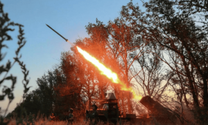 泽连斯基亲临红军城战场，乌克兰誓言不退一步，后方精锐部队被俄一锅端！