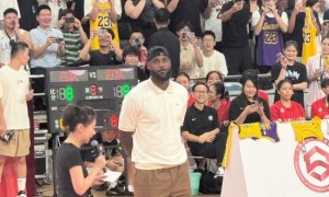 詹姆斯现身上海交大 与全场球迷热情互动