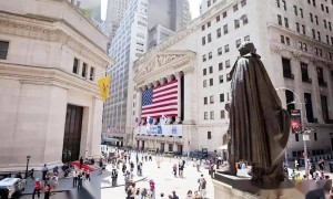 一旦中国清空全部7307亿美元美债,明天我们自己的出口企业,就将接不到一张新订单!因为我们抛出的是美债,换回的,却是瞬间暴跌的美元