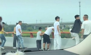 小伙高速遇堵车拿出钓鱼竿“意外”钓到大鱼 目击者:“堵车的快乐简直想象不到”