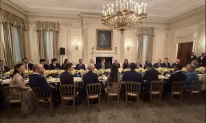 特朗普与比尔盖茨、库克等共进晚餐,重申将对中国等征收可观的芯片关税