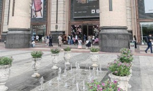 iPhone 17发售现场:商场外秒变交易市场,顾客拿新机一出门就被问“卖不卖”